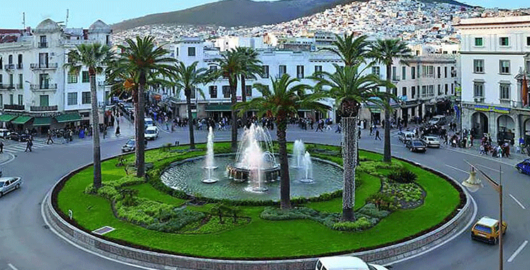 Place de Tétouan avec fontaines, palmiers et façades blanches