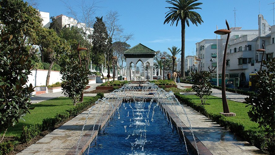 Jardin de Tétouan avec bassin, fontaines et palmiers