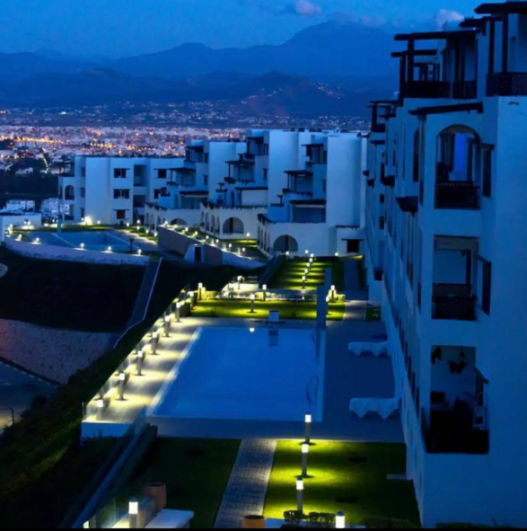 Résidence Bella Vista à Cabo Negro éclairée à la tombée de la nuit