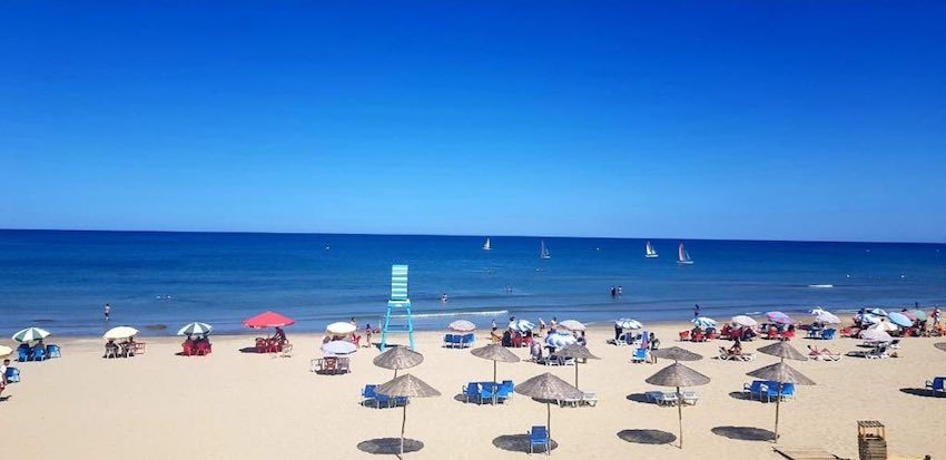 Plage de Cabo Negro, sable clair et mer bleue